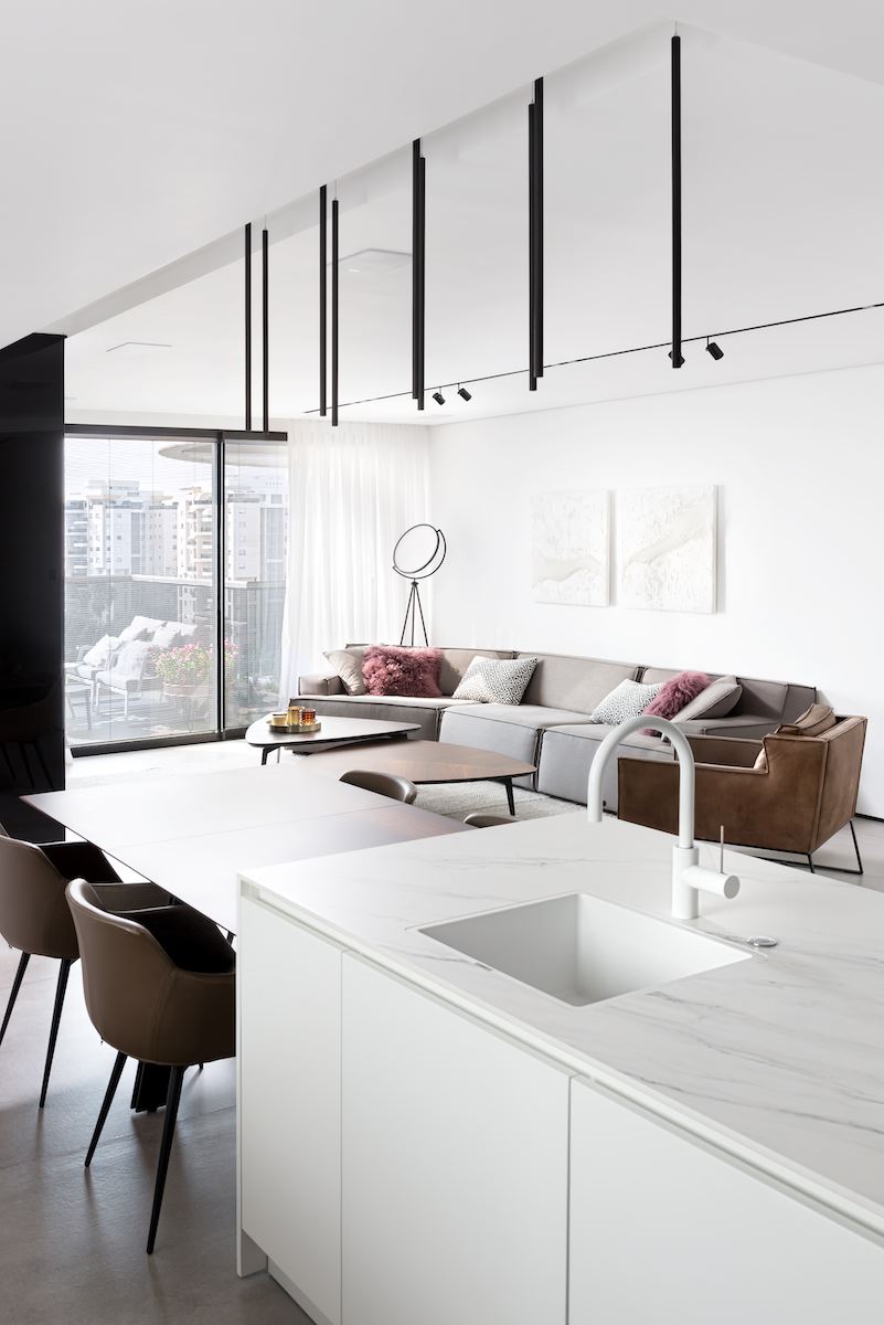 Apartment for an architect עיצוב התאורה במטבח נעשתה על ידי קמחי תאורה